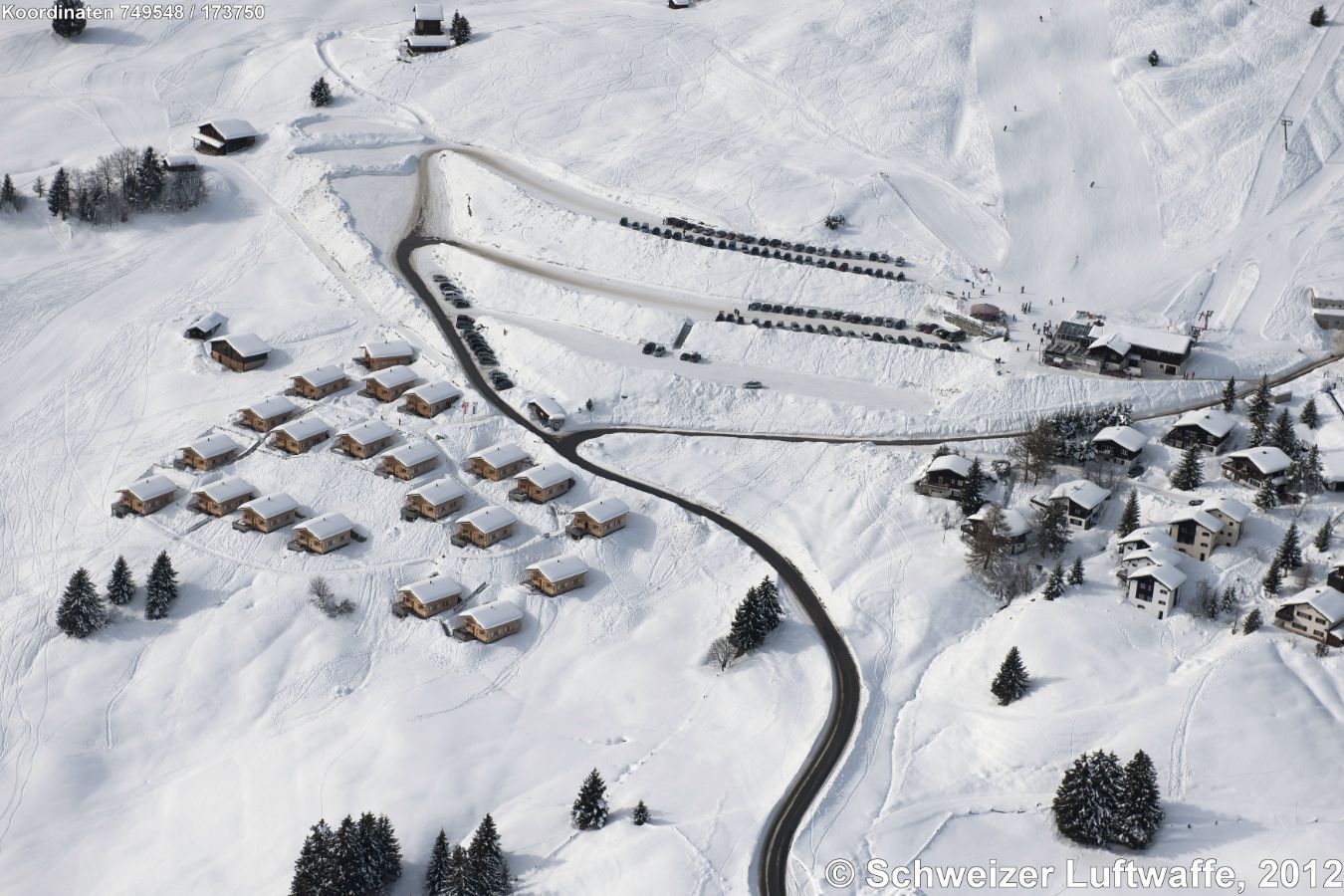 Ferien-Siedlung Aclas mit 26 allein stehenden 3,5-Zimmer-Häusern südlich des Dorfes Ober-Urmein auf dem Heinzenberg, Position 2'749'017.77, 1'173'558.74